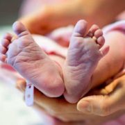 Etats-unis : Un papa facturé 40$ pour le premier peau à peau avec son bébé