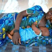 Pourquoi les bébés africains ne pleurent pas - une perspective Africaine