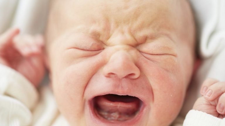 Non laisser pleurer un bébé ne lui ferra pas les poumons !