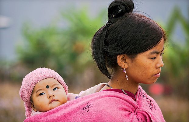 Le portage physiologique, un atout pour le développement de bébé