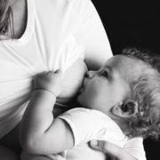 Est-ce que votre bébé fait une grève de la tétée ?