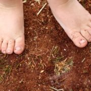 3 raisons pour lesquelles vous devriez laisser votre enfant manger de la saleté