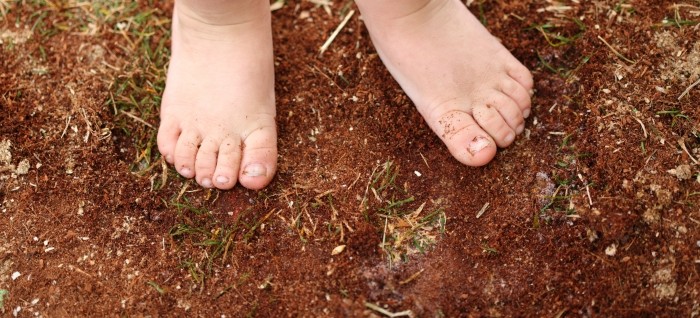 3 raisons pour lesquelles vous devriez laisser votre enfant manger de la saleté