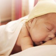 [Etude] Ne pas donner suffisamment de câlins à son bébé pourrait retarder son développement