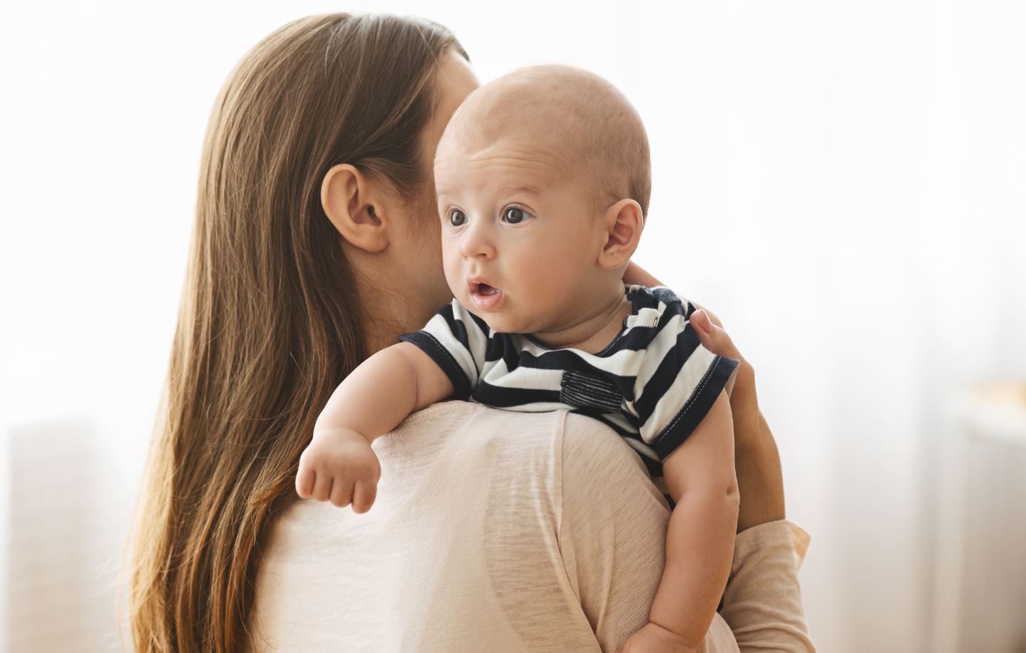 Bébé Nouveau Né Rot