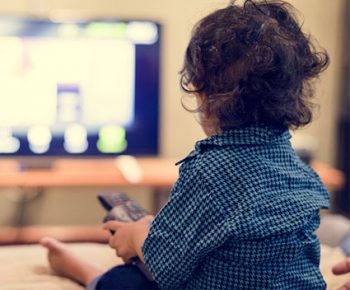 Enfant Qui Regarde La Tele