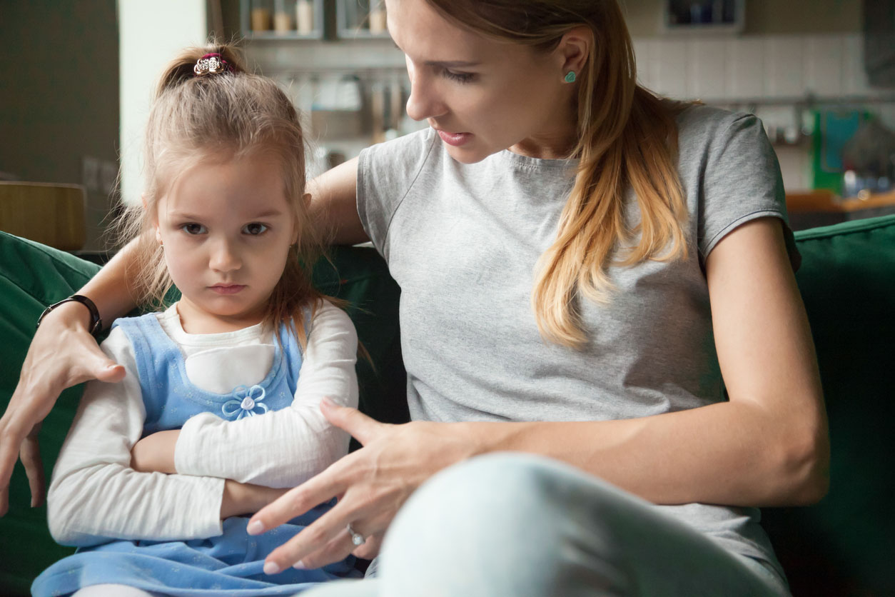 Fillette offensée en colère ignorant les mots de sa mère