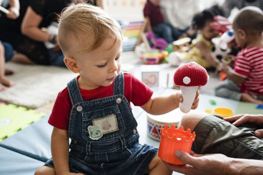 Mignon petit garçon jouant avec des jouets a la creche