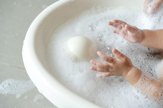 bébé dans son bain