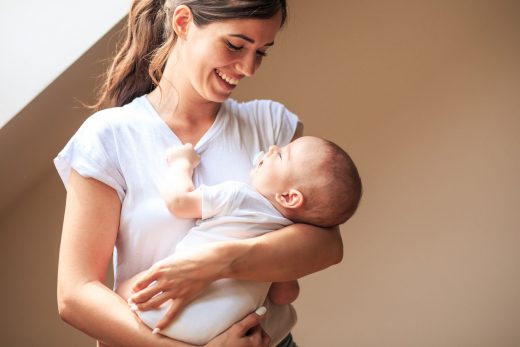 Mère étreignant et portant son petit garçon