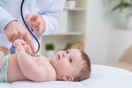 examen de pédiatre bébé