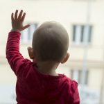 bébé qui dit au revoir par la fenetre