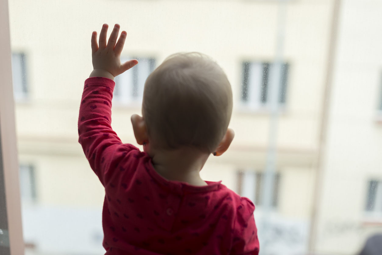 bébé qui dit au revoir par la fenetre