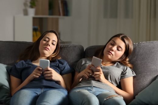 Amis s’ennuie avec leurs téléphones