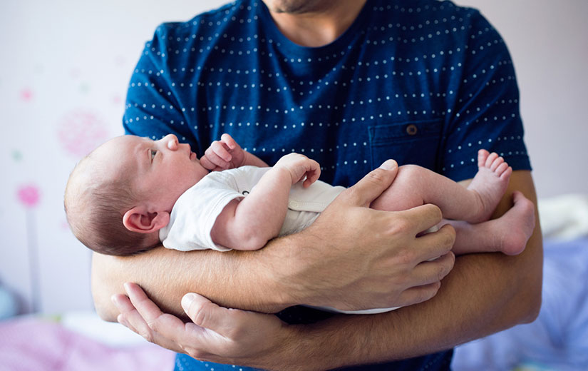 Porter son enfant sur le dos : ce qu'il faut savoir - Petit et Costaud