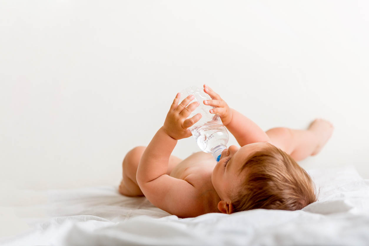 bébé qui boit de l'eau