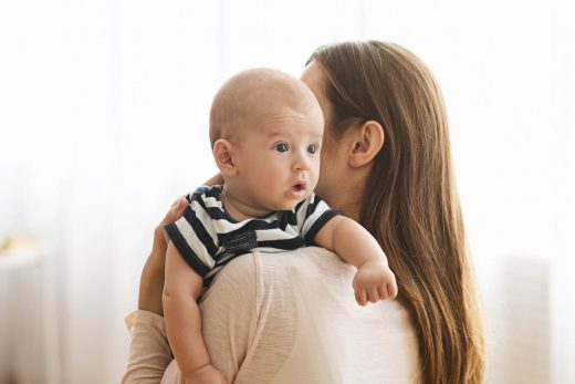 Mère tapotant le bébé sur le dos pour qu'il fasse son rot