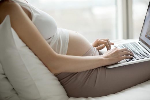 Femme enceinte la navigation sur le Web