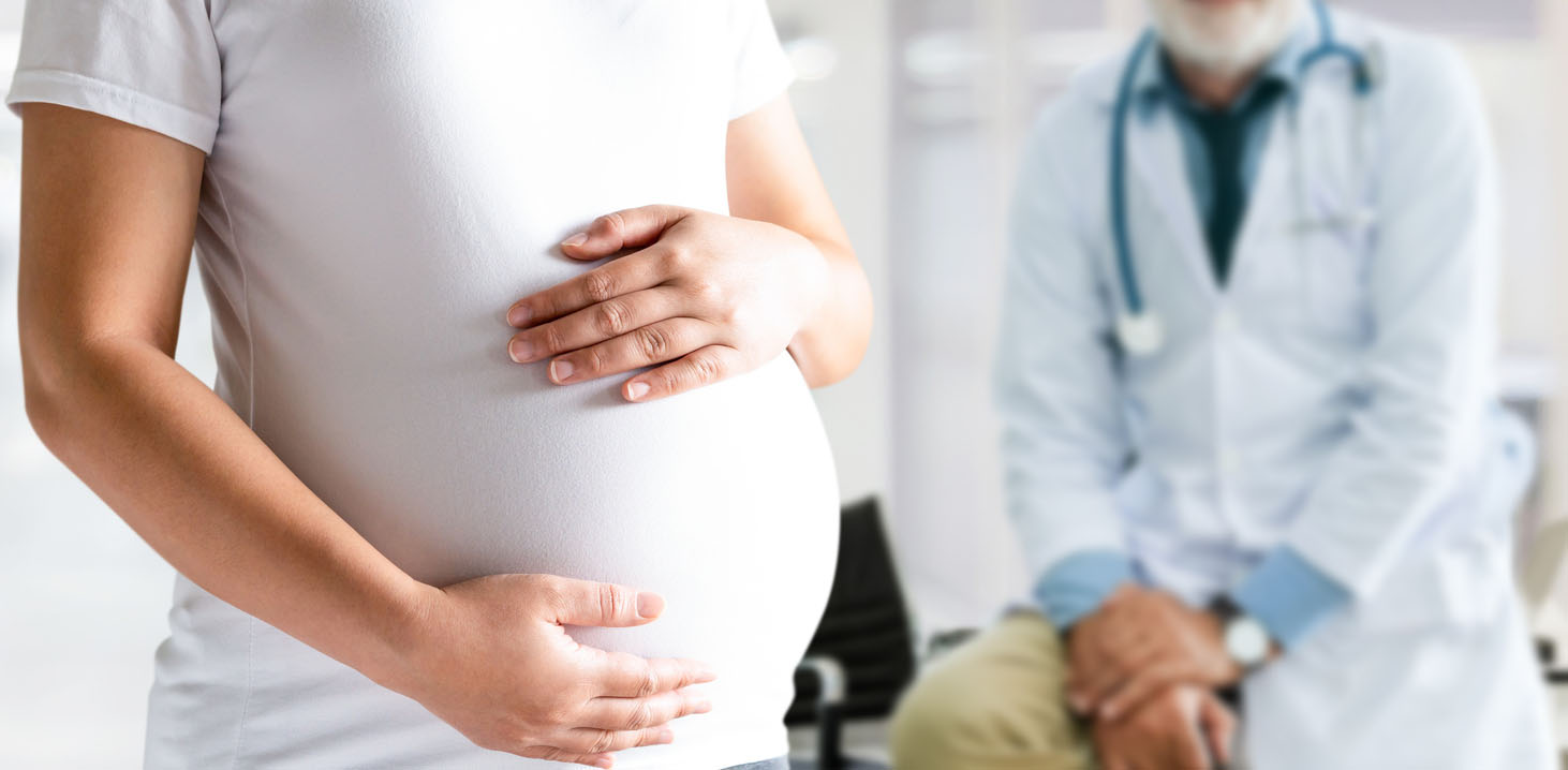 Femme enceinte et docteur gynécologue à l'hôpital