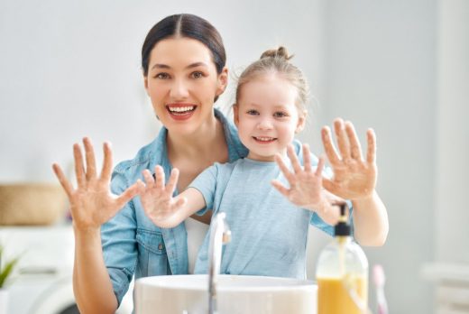 Bébé Se Lave Les Mains