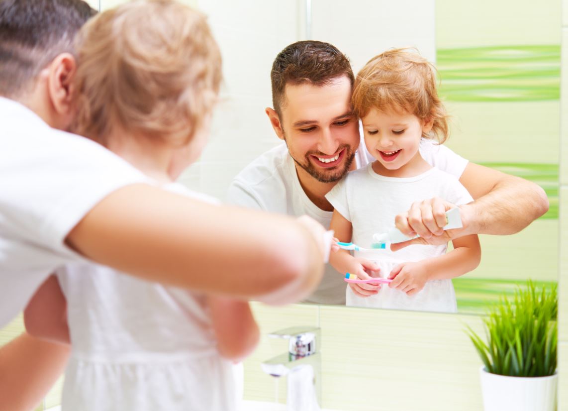 Enfant Apprend à Se Brosser Les Dents