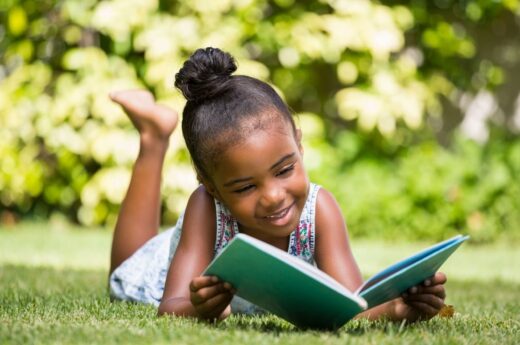 Enfant Apprend à Lire