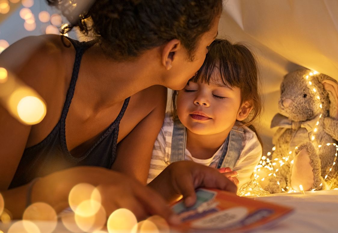 Maman Lit Histoire à Sa Petite Fille