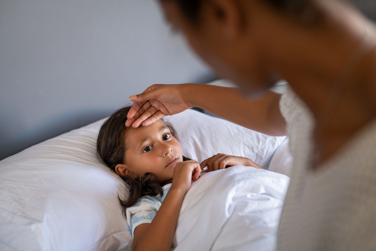 Mère inquiète vérifiant la température de fille