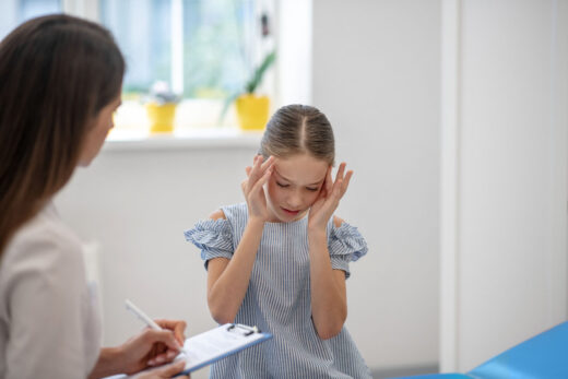 petite fille touche sa tete migraine