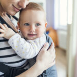 Mère avec sa fille et porte bébé