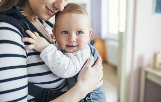 Mère avec sa fille et porte bébé