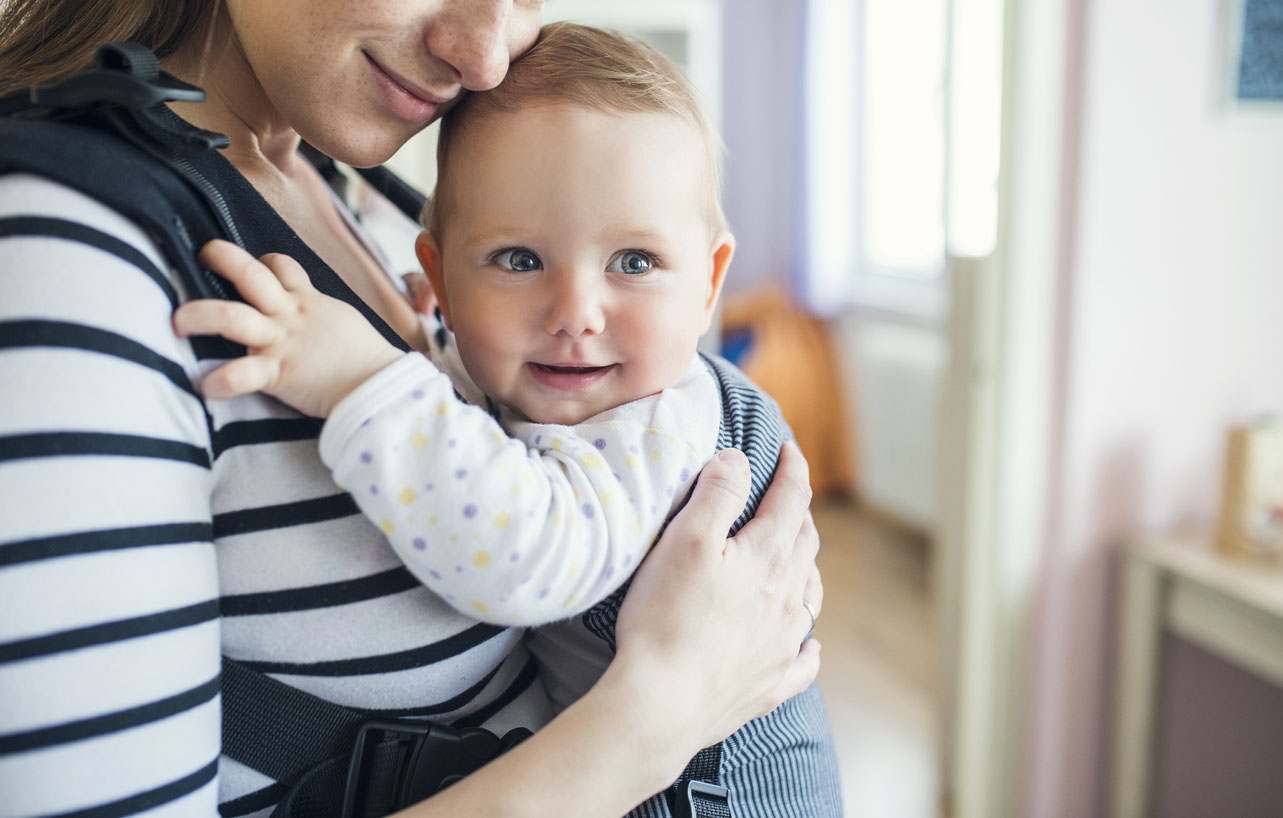 Mère avec sa fille et porte bébé