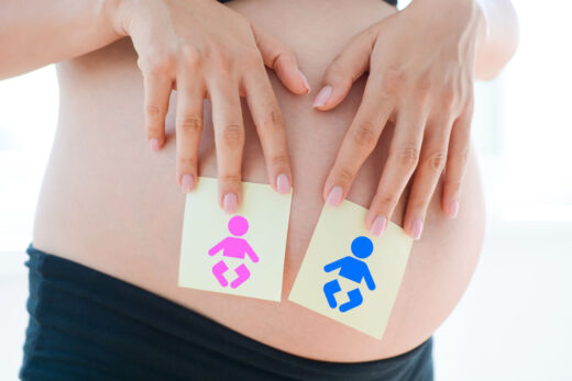 Garçon et fille question dilemme sur le ventre de grossesse