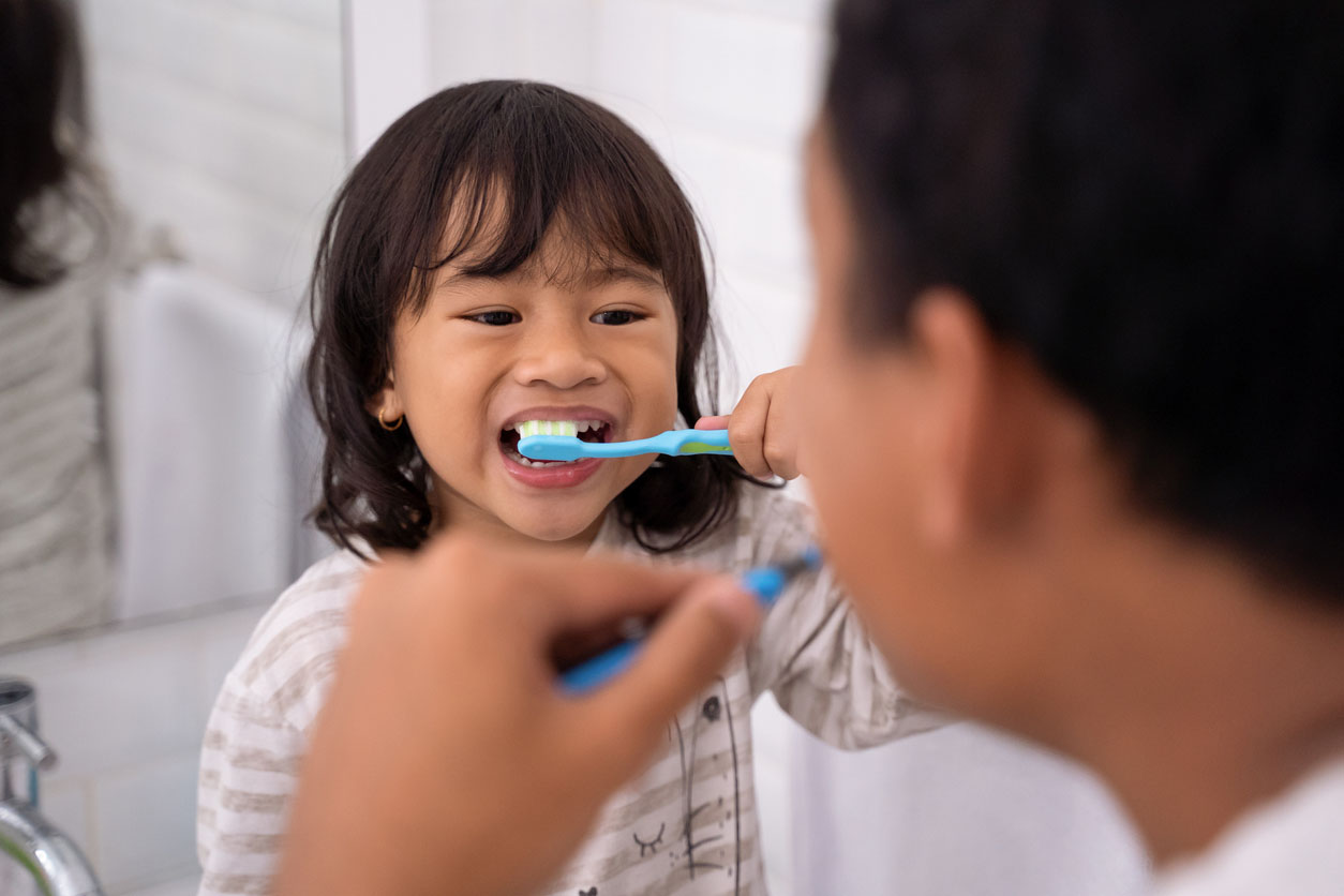 Enfant et papa s’amuser tout en se brossant les dents