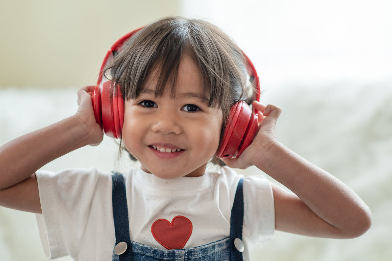 enfant asiatique heureux apprécient écouter la musique avec des écouteurs