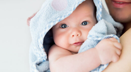 mignon enfant bébé après le bain