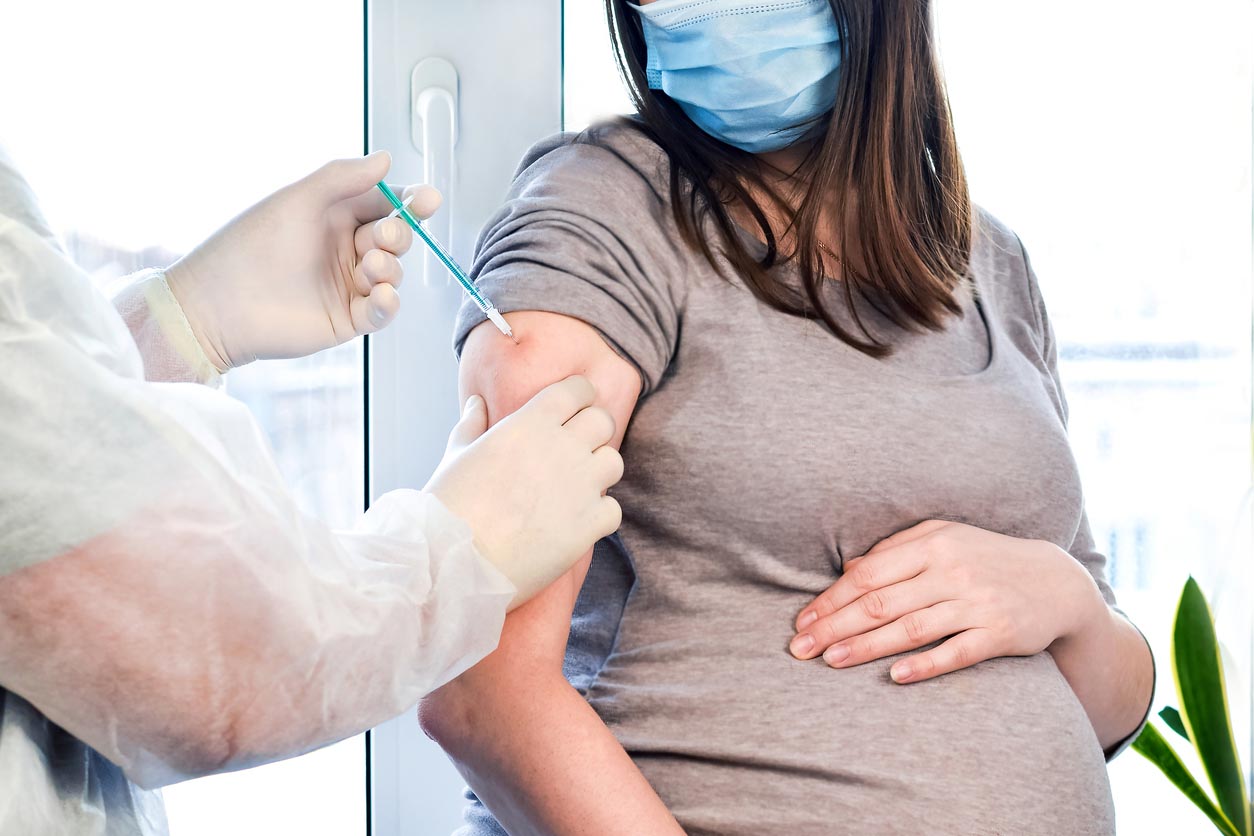 Docteur donnant covid -19 injection de vaccin de coronavirus à la femme enceinte