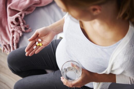 jeune femme enceinte en train de prendre des médicaments