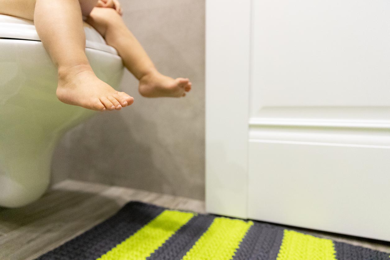 Pieds de bébé sur les toilettes