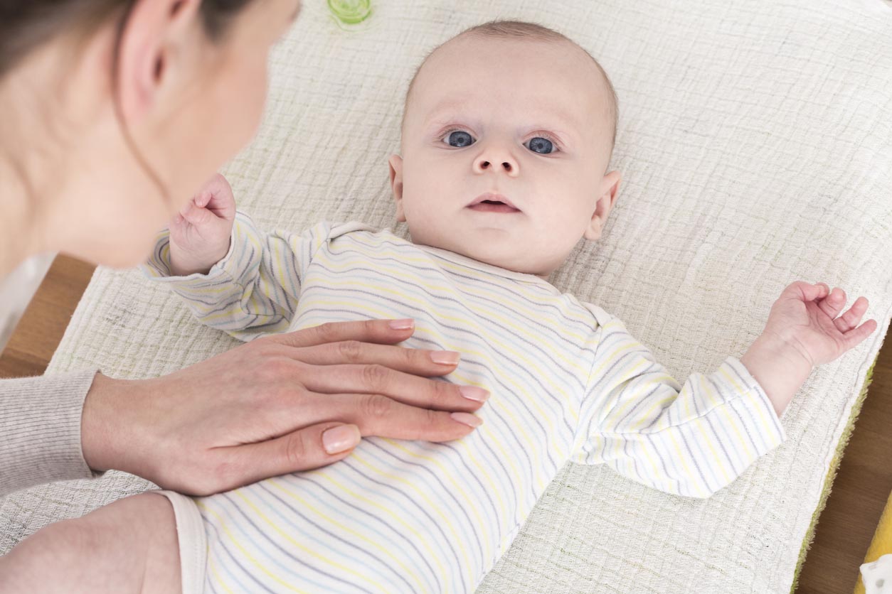 Caresses de l’estomac du bébé