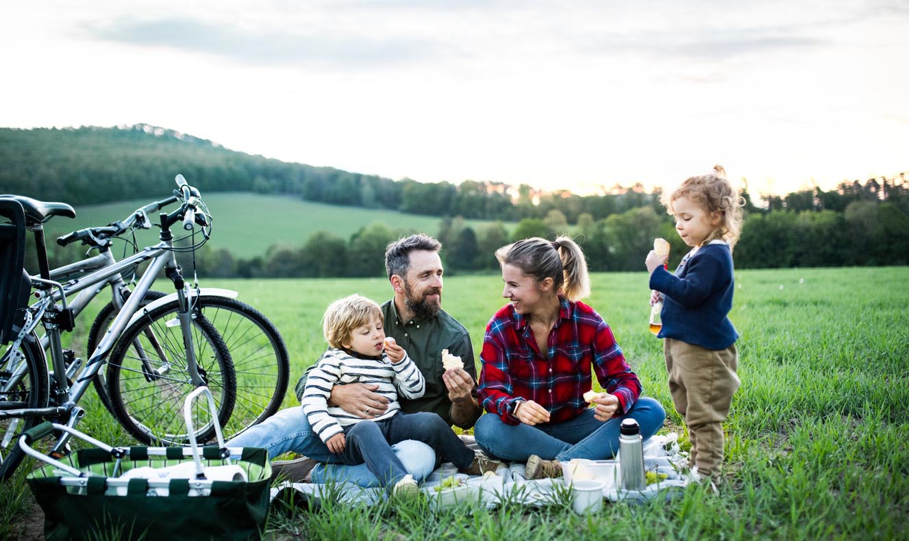 Une famille mange à la campagne