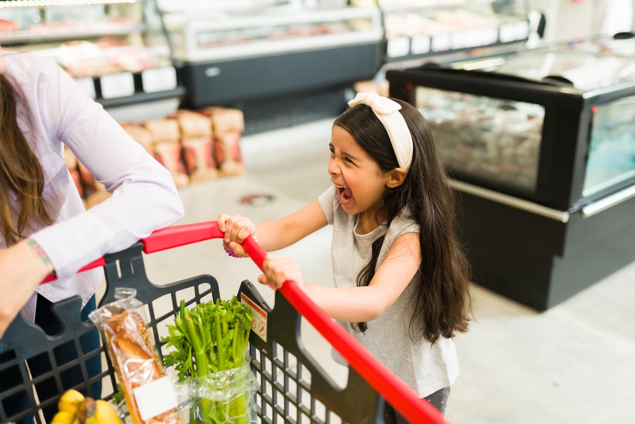 Une enfant fait un caprice au supermarché