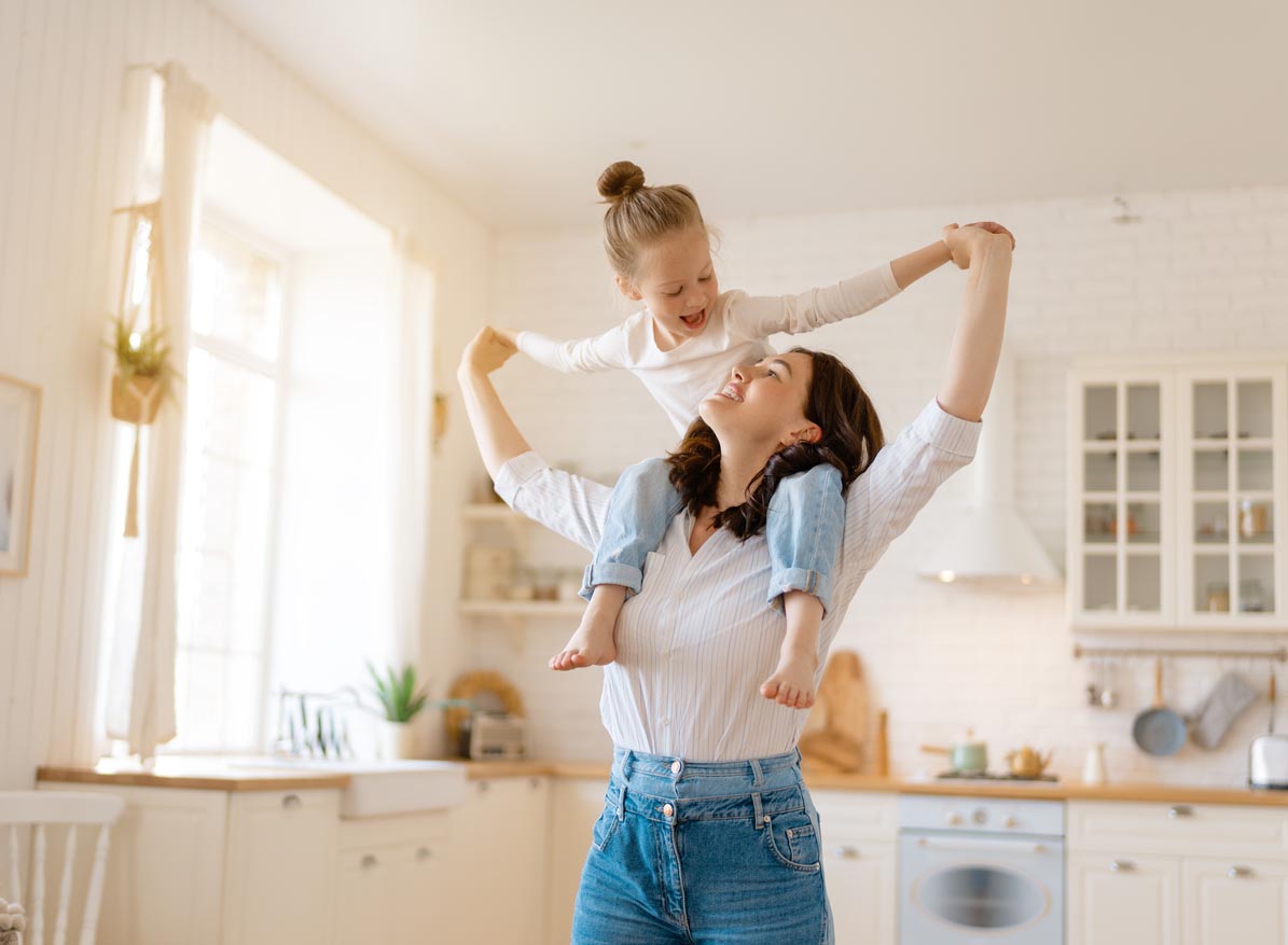 maman et fille heureuses