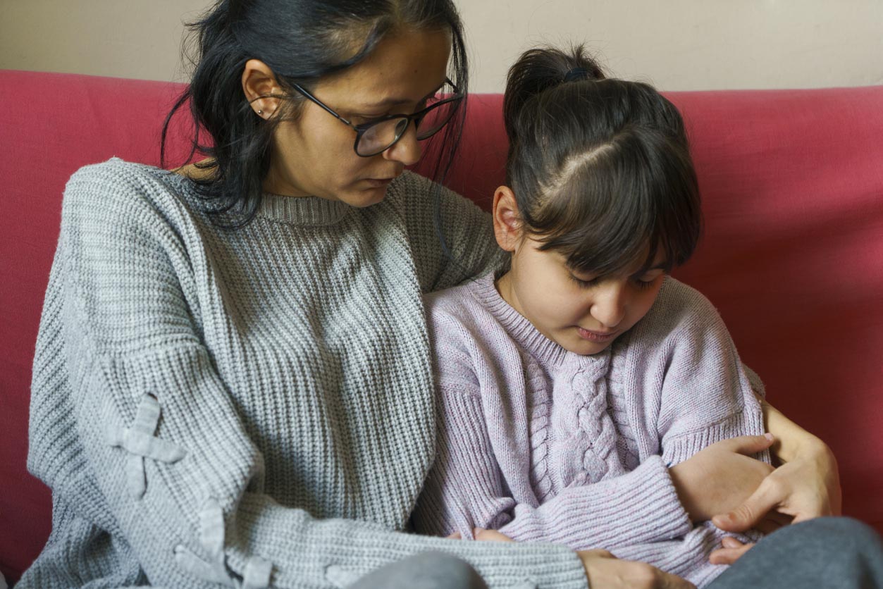 Des femmes qui parlent en se tenant la main en apportant un soutien psychologique