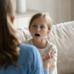 Orthophoniste aidant l’enfant avec des problèmes de prononciation