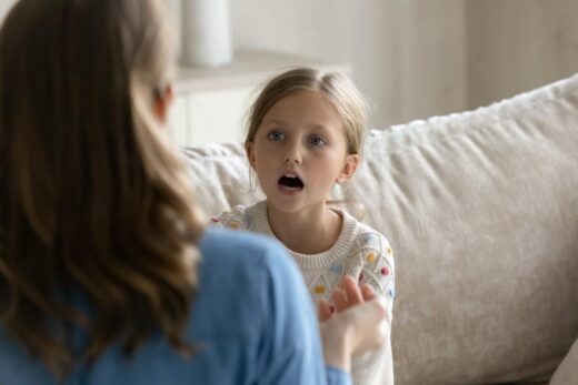 Orthophoniste aidant l’enfant avec des problèmes de prononciation