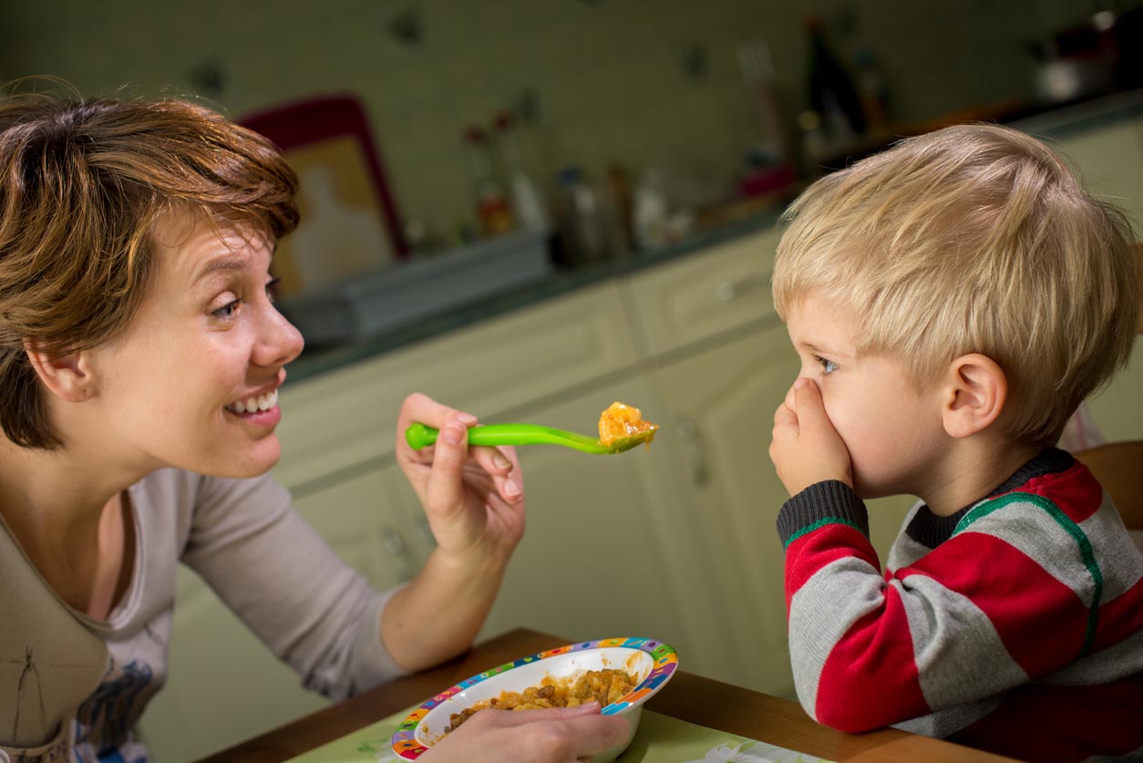 eune garçon s'applique pour les mains sur la bouche technique pour éviter le déjeuner