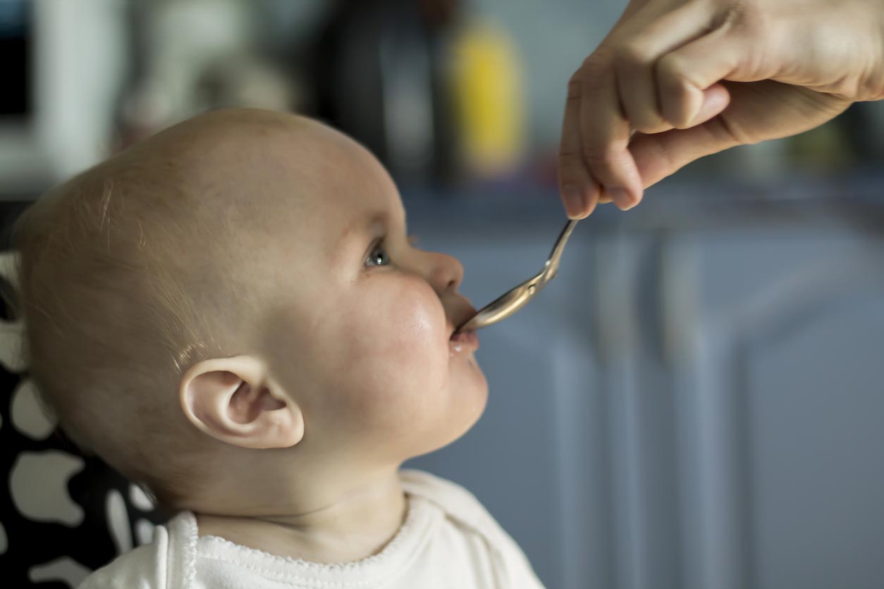 Petite fille prendre des médicaments de cuillère