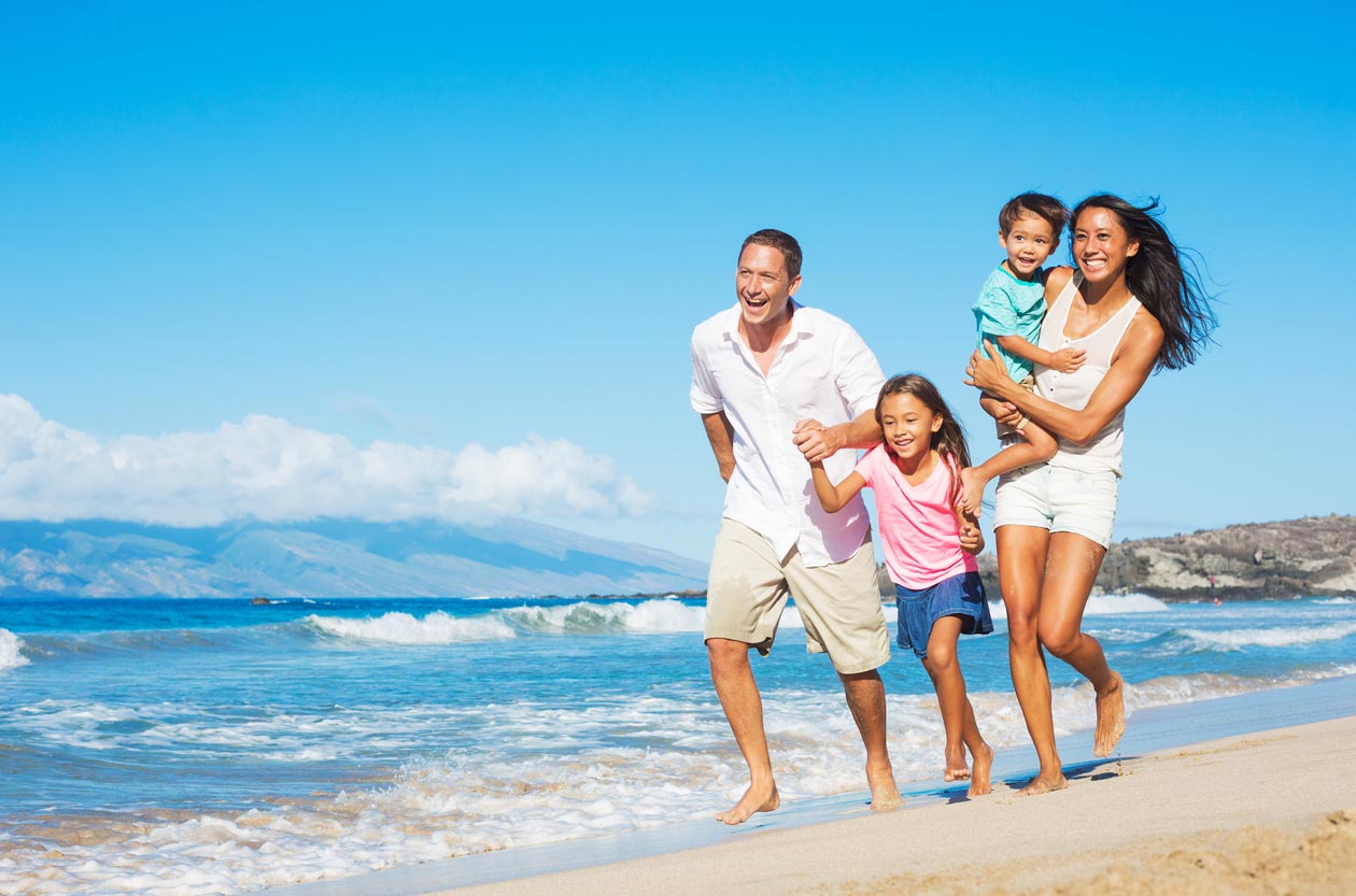 Famille heureuse à la plage