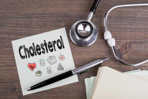 Illustration cholestérol sur le bureau avec le stetoscope à c^té